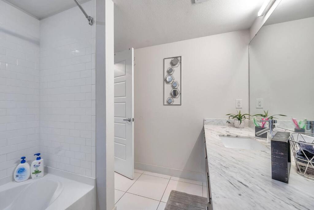 Luxury Apt 3 Mins To Dt Tampa -Pool-Gym-Balcony Extérieur photo